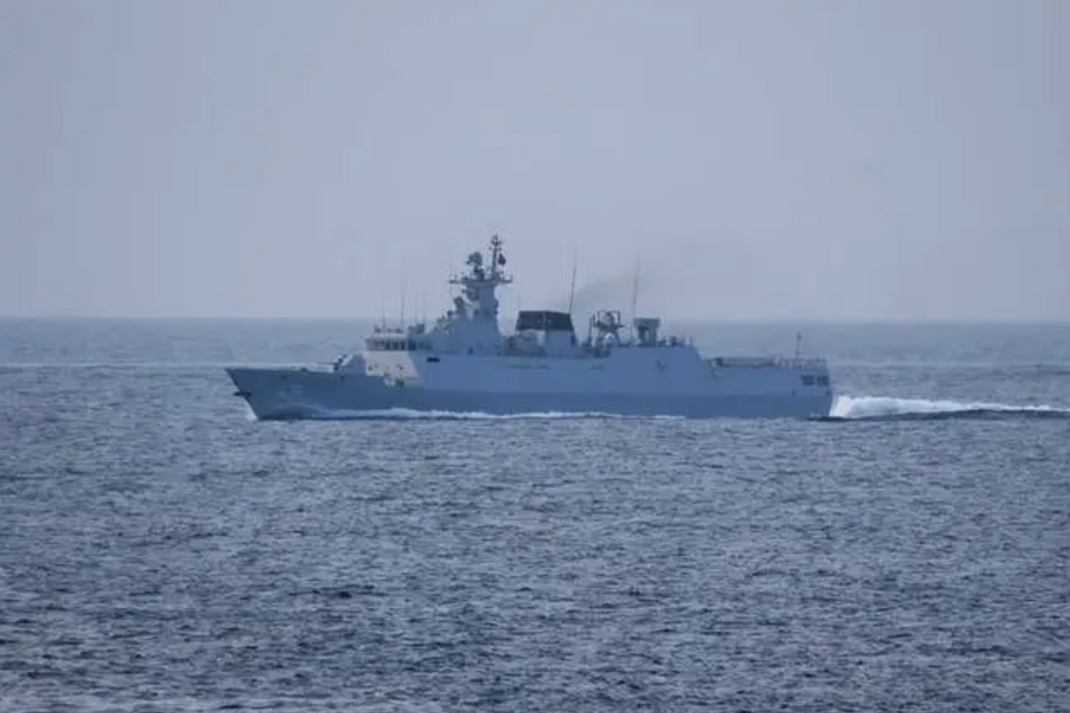 中共「濟寧艦」在四國聯合軍演時，貼身緊鄰監視。 圖 : 翻攝自車馬點兵V