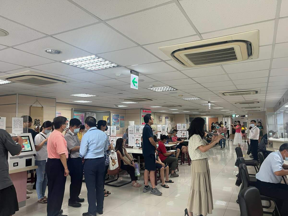 疫後趕辦護照準備出國人數大增，嘉頌重奏團到外交部雲嘉南辦事處為民眾演奏舒壓。 圖：外交部雲嘉南辦事處/提供