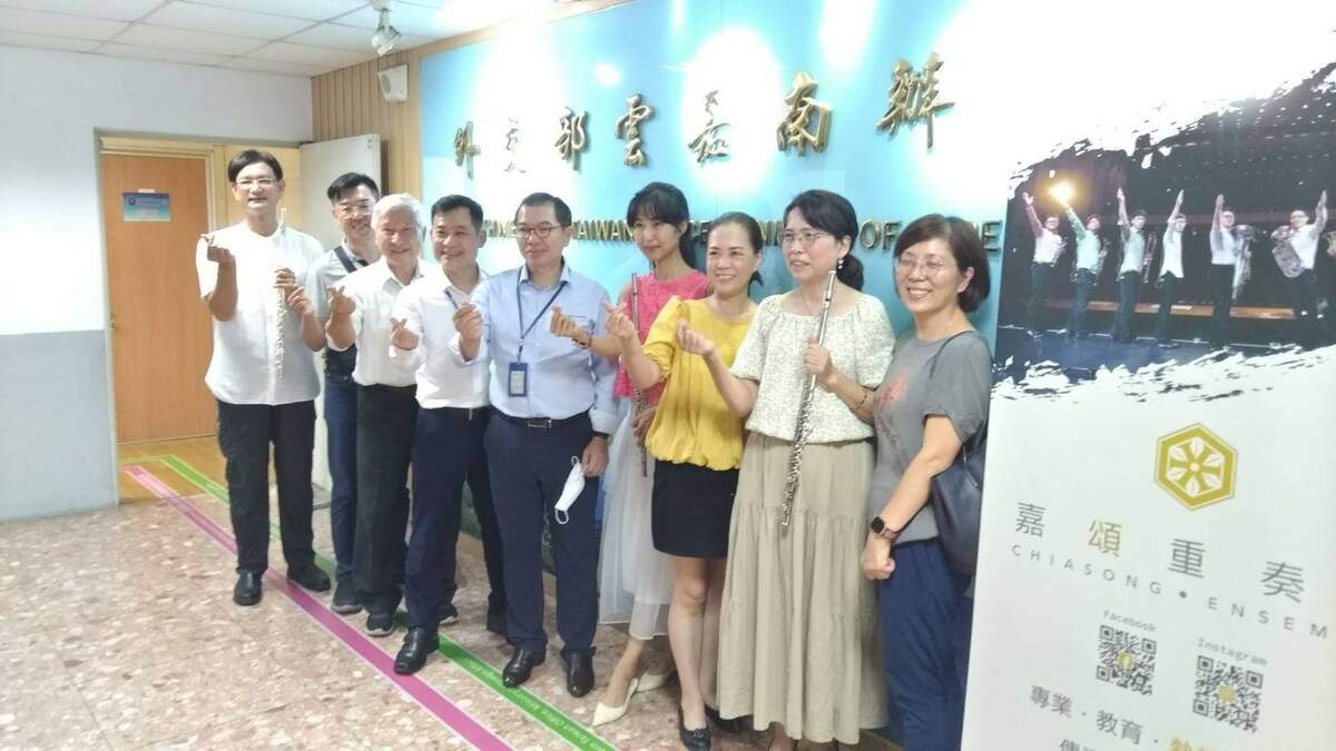 活動結束後，外交部辦事處處長蕭勝中大使與嘉頌重奏團合影。 圖：外交部雲嘉南辦事處/提供
