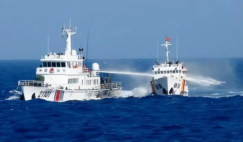 中方派出5901號海警船，以水砲驅離在南海萬安灘的越南的漁政船。 圖：翻攝自騰訊網/車馬點兵V