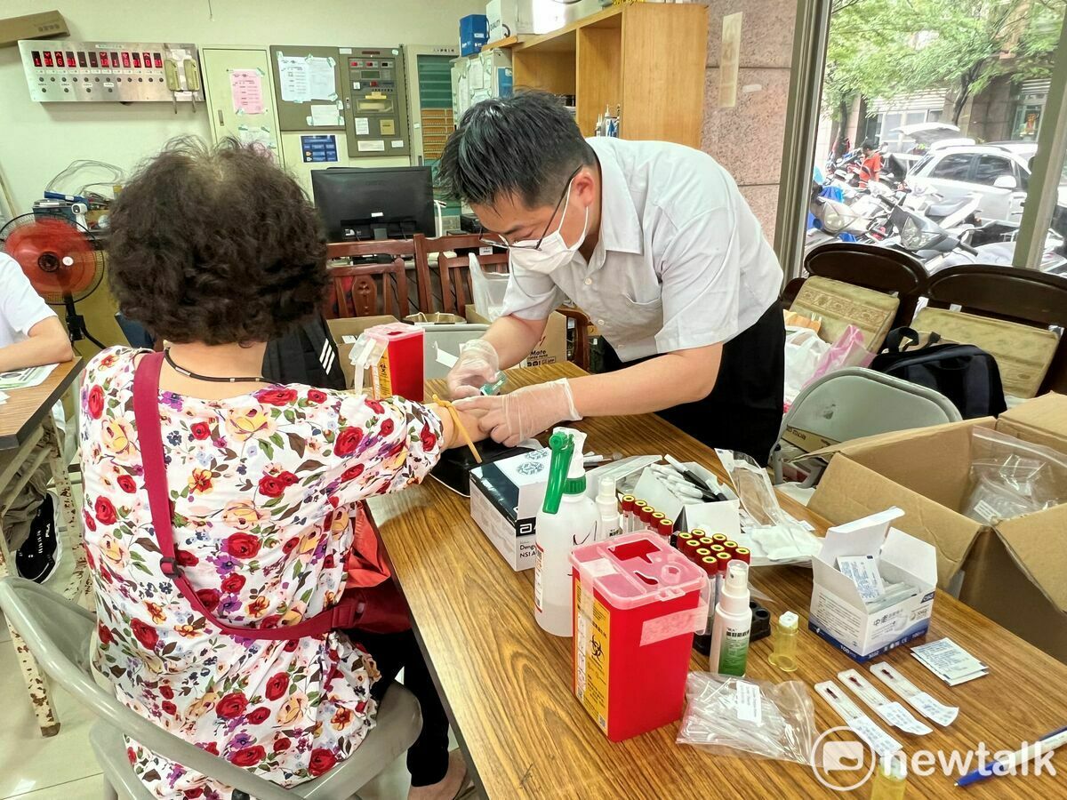 為找出隱藏病例，市府持續於仁德區仁和里設立擴大採檢站，登革熱防治中心主任蘇世斌呼籲5月8日起有疑似登革熱症狀及懷疑有感染之虞的民眾或曾經出國民眾應主動前往接受篩檢。 圖：台南市政府提供