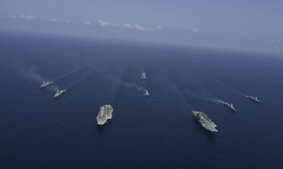 印度兩艘航母聯合軍演，搭配戰鬥機與潛艇，場面震撼。 圖：翻攝自騰訊網