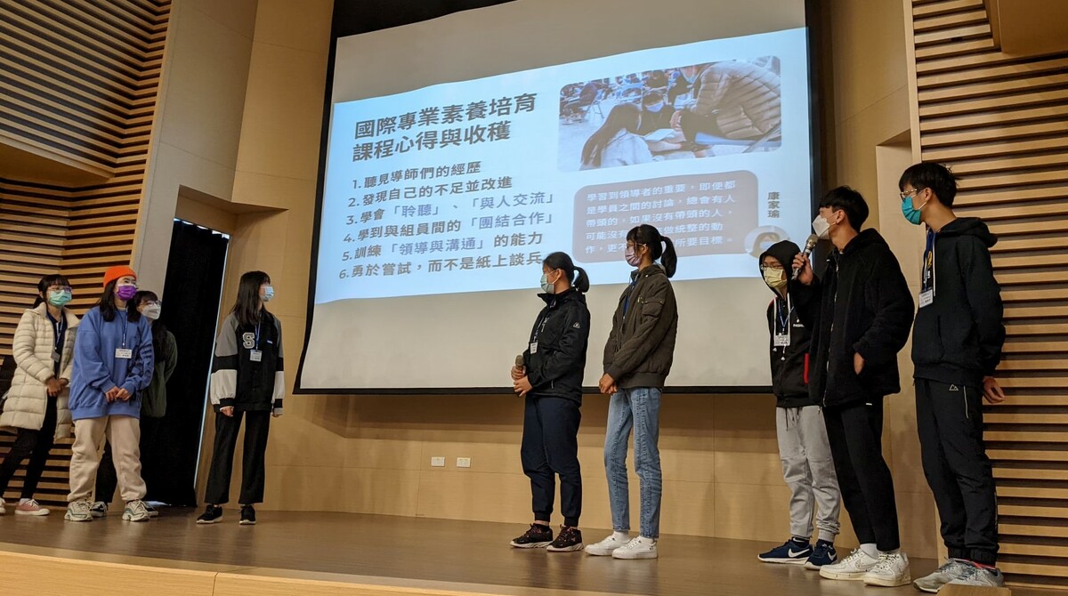 新北國際技職領袖人才TOP5計畫學生進行國際素養學習報告。(資料照) 圖：新北市教育局提供