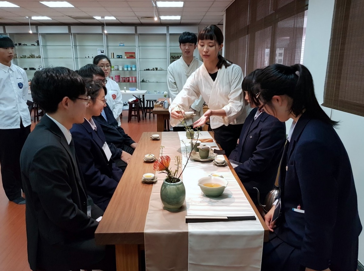 鶯歌工商設有全國唯一陶瓷茶席課程-製陶品茗。(資料照) 圖：新北市教育局提供