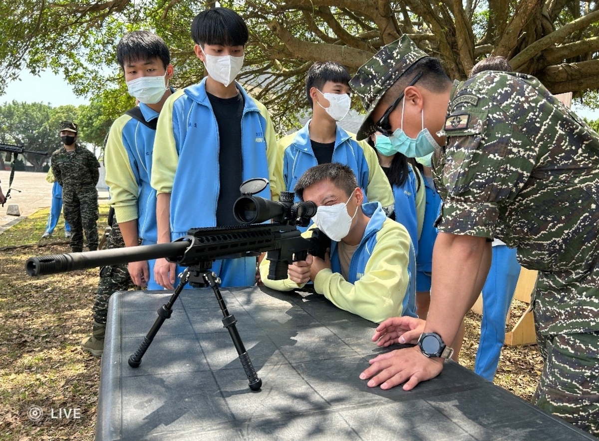 樹人家商學生參與陸戰六六旅T-108狙擊槍操作體驗。 圖：新北市教育局提供