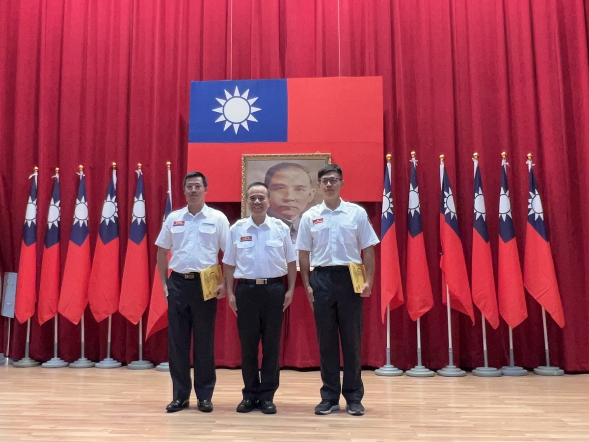 消防局為表揚同仁恪守公務人員廉政倫理規範並砥礪清廉操守，透過內部行政獎勵機制於今（15）日9時30分於局本部9樓大禮堂召開局務會議辦理公開表揚。 圖：新北市消防局提供