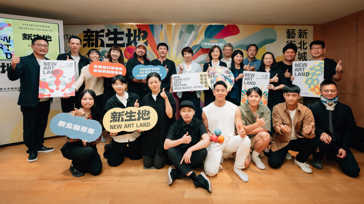 新北市副秘書長龔雅雯、新北市文化局張䕒育及新北城市藝術節策展人與參展藝術家及團隊大合照。 圖：新北市文化局提供