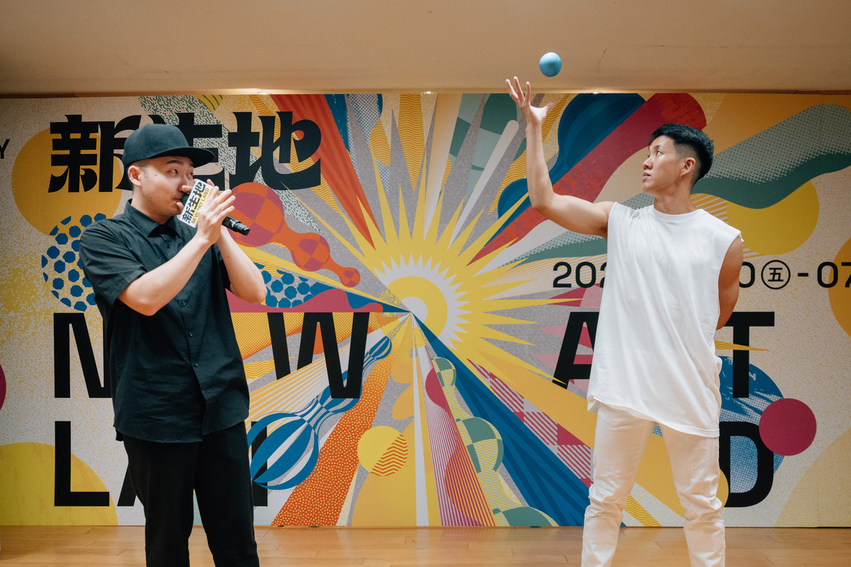 表演團創造焦點馬戲演出搭配節奏口技表演者暖場演出。 圖：新北市文化局提供