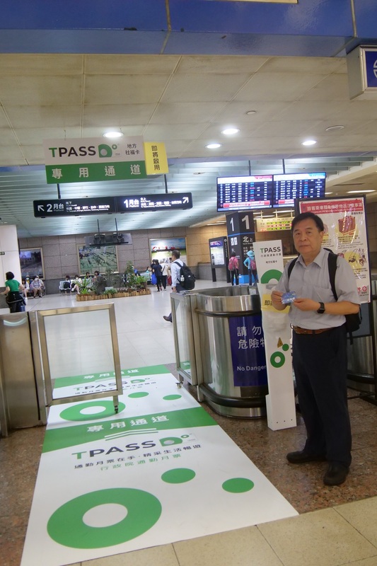 台鐵設有行政院通勤月票TPASS卡專用通道。 圖：新北市交通局／提供 (資料照)