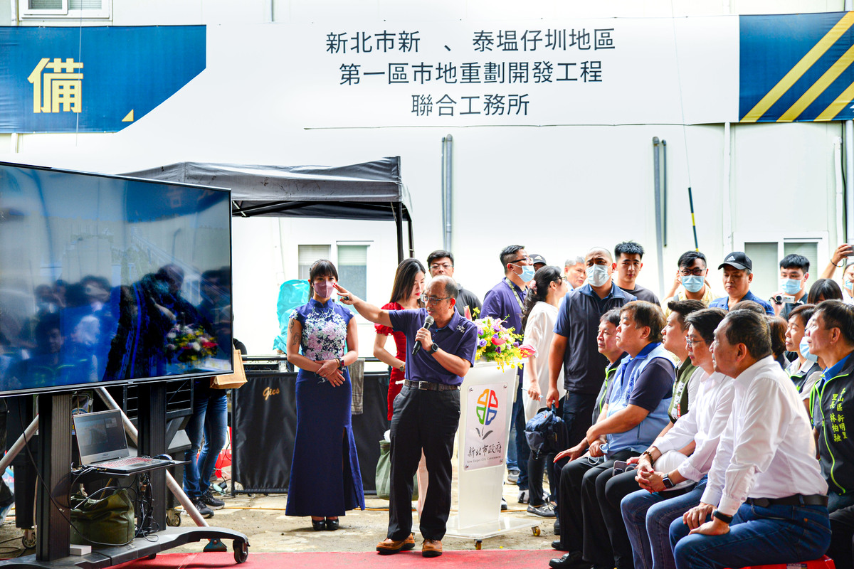 水利局長宋德仁向新北市長侯友宜及與會貴賓進行貴子坑溪整治工程簡報。 圖：新北市水利局提供