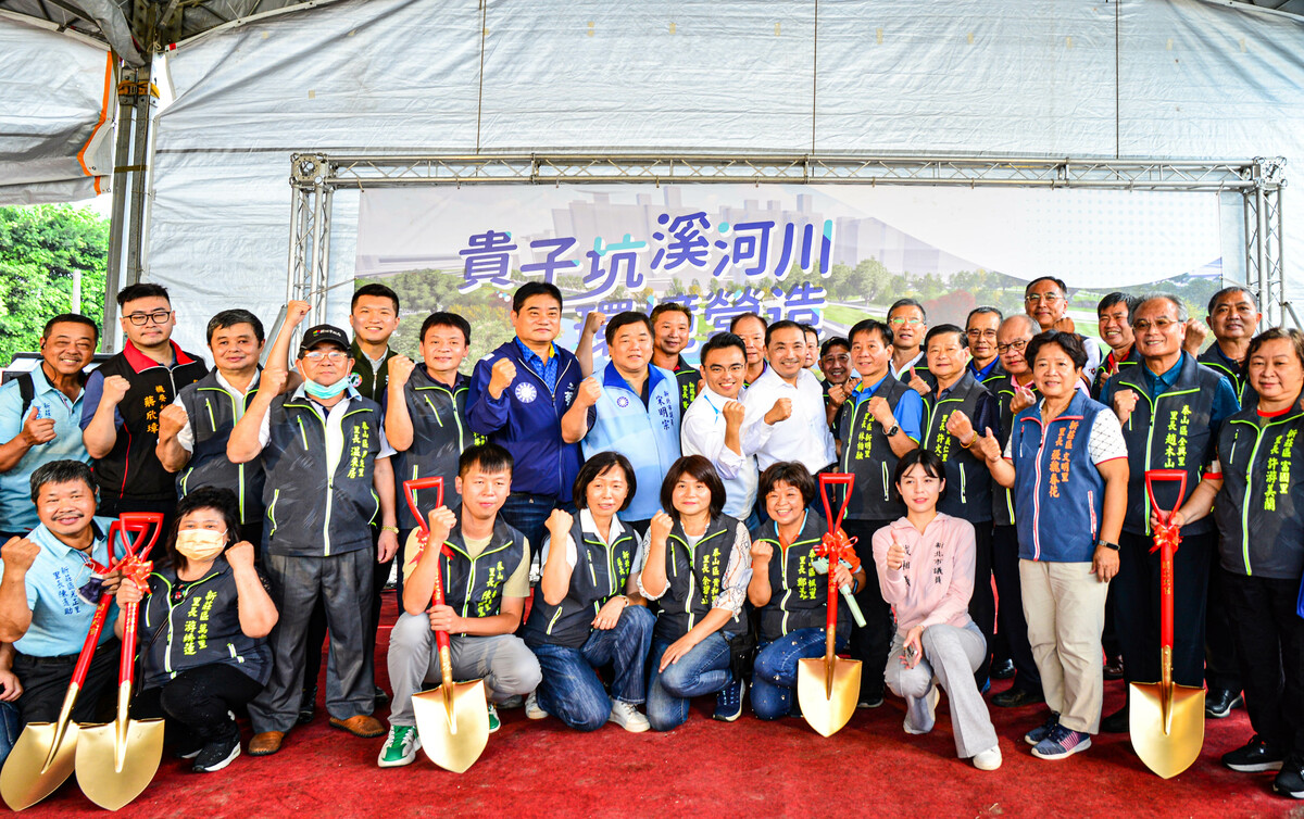 侯友宜與貴賓們一起合影。 圖：新北市水利局提供