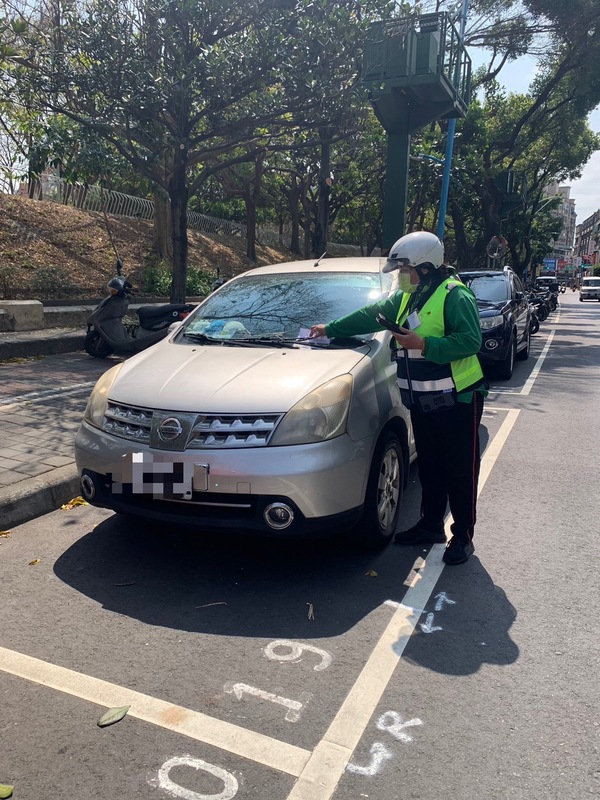 管理員路段開單。 圖：新北市交通局提供