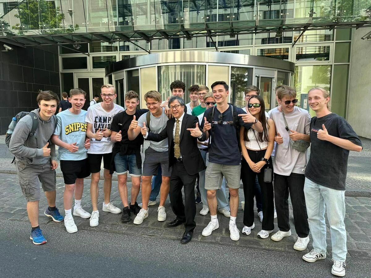 駐德代表謝志偉（前排右五）巧遇參訪德國國會大樓的高中生，不但主動合照受到熱烈歡迎，這群學生還知道台灣是個被中國威脅的民主國家。 圖：翻攝自謝志偉臉書