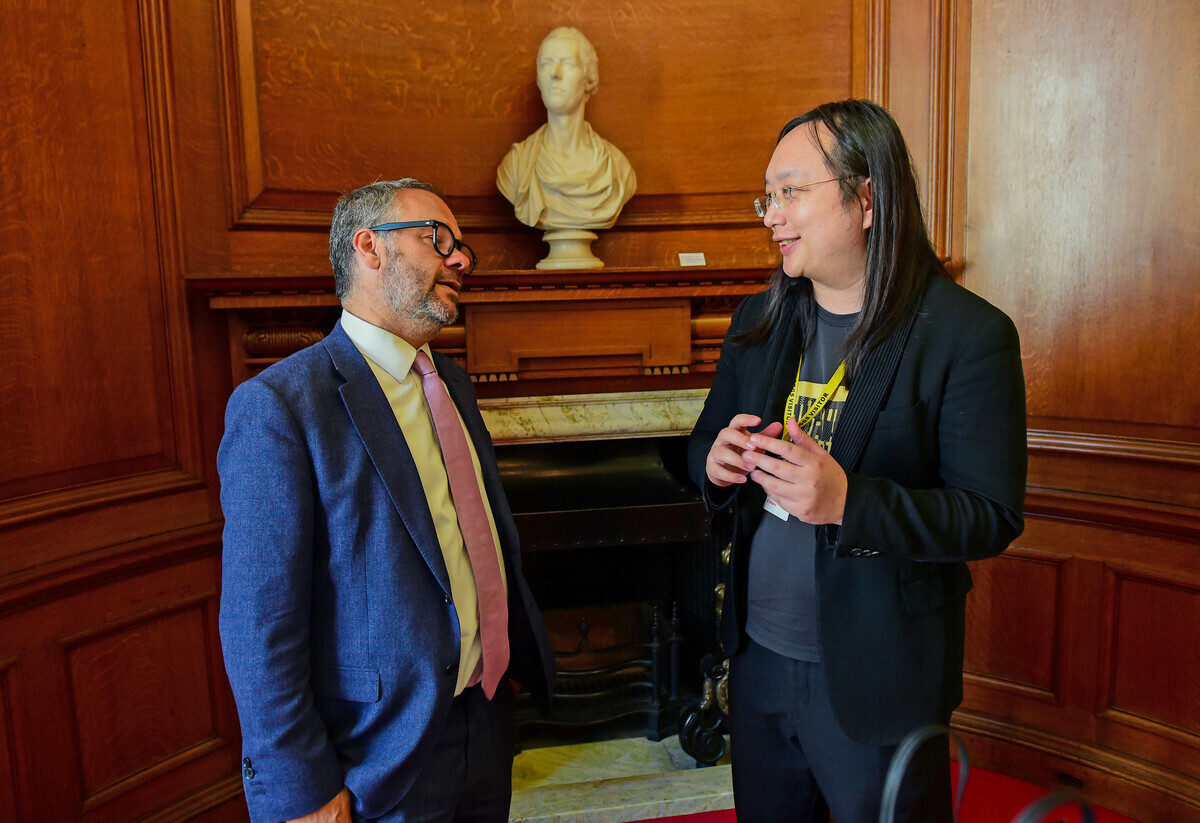 數位發展部長唐鳳於英國當地時間14日拜會英國創新科技部（Department for Science, Innovation and Technology, DSIT）副部長保羅．史考利（Paul Scully）。 圖：數位發展部提供