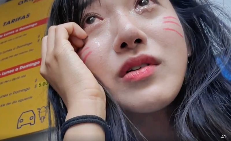 南韓知名實況正妹「企鵝妹」Jinny過去在國外進行直播時，遭到竊賊光明正大搶走手機，讓他崩潰痛哭。 圖/企鵝妹直播