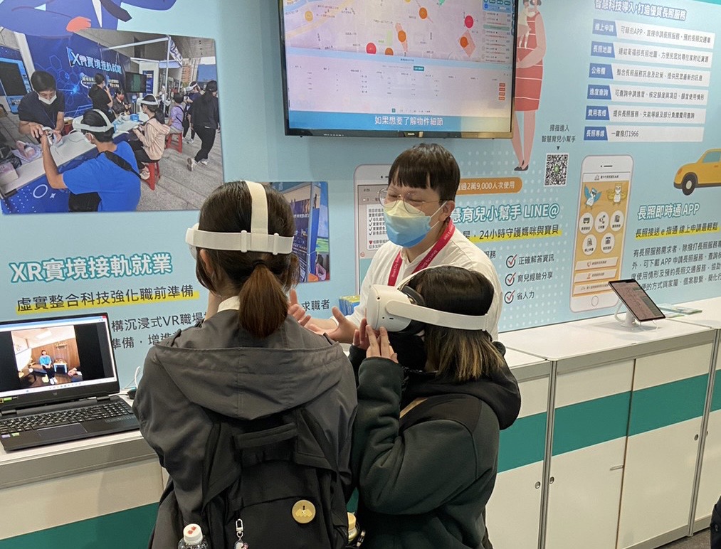 台中市勞工局就服處推出AR虛擬面試穿搭系統。 台中市政府/提供