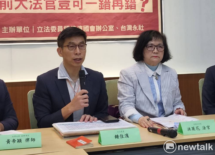 民進黨立委鍾佳濱。(左) 圖：陳佩君／攝