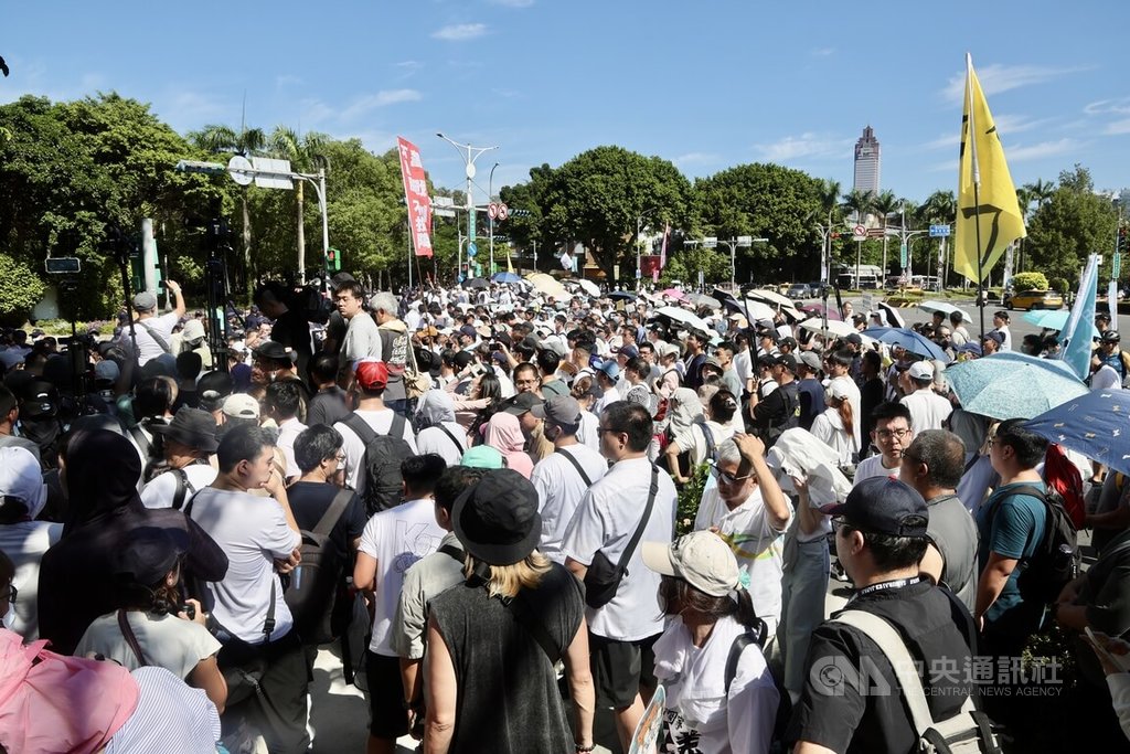 民眾黨30日在台北中正紀念堂外舉行「司法改革公民走讀」活動，呼籲政府積極推動司法改革。中央社記者張皓安攝 114年8月30日