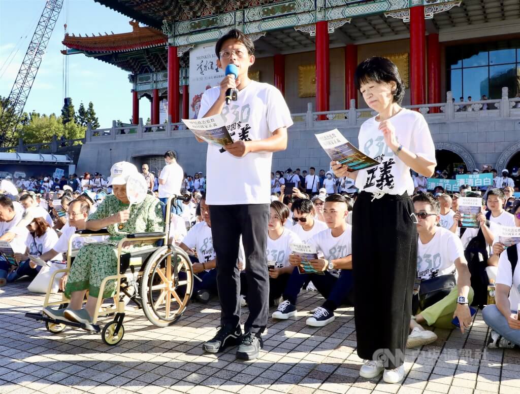 民眾黨30日舉行「司法改革公民走讀」活動，民眾黨黃國昌（前中）、前主席柯文哲的妻子陳佩琪（前右）與母親何瑞英（坐輪椅者）出席活動。中央社記者張皓安攝 114年8月30日