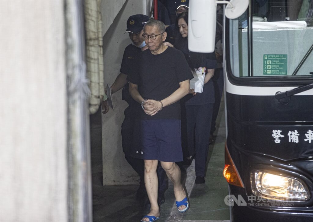 柯文哲激動流淚、應曉薇曝抓蟑螂放生 還押看守所