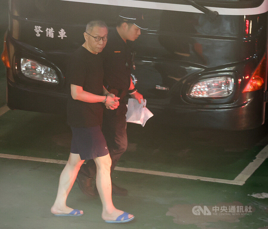 台北地院審理京華城案，4日提訊前台北市長柯文哲、國民黨台北市議員應曉薇到庭，進行延押、具保停押訊問。法官下午表示，預計4日不會諭知裁定結果，先將柯文哲（前左）、應曉薇還押。中央社記者張新偉攝　114年9月4日