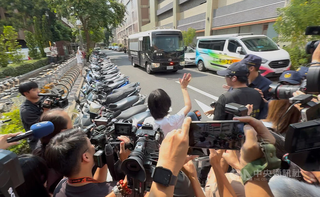 台北地院審理京華城案，4日提訊前台北市長柯文哲、國民黨台北市議員應曉薇到庭，進行延押、具保停押訊問。法官下午表示，預計4日不會諭知裁定結果，先將柯文哲、應曉薇還押。柯文哲妻子陳佩琪（後中）到路口對著載著柯文哲的囚車揮手道別。中央社記者張新偉攝　114年9月4日