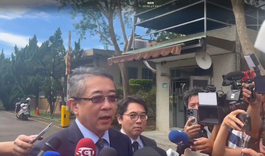 柯文哲律師鄭深元（左）辦理律見後接受媒體訪問。中央社記者趙敏雅攝 114年9月8日