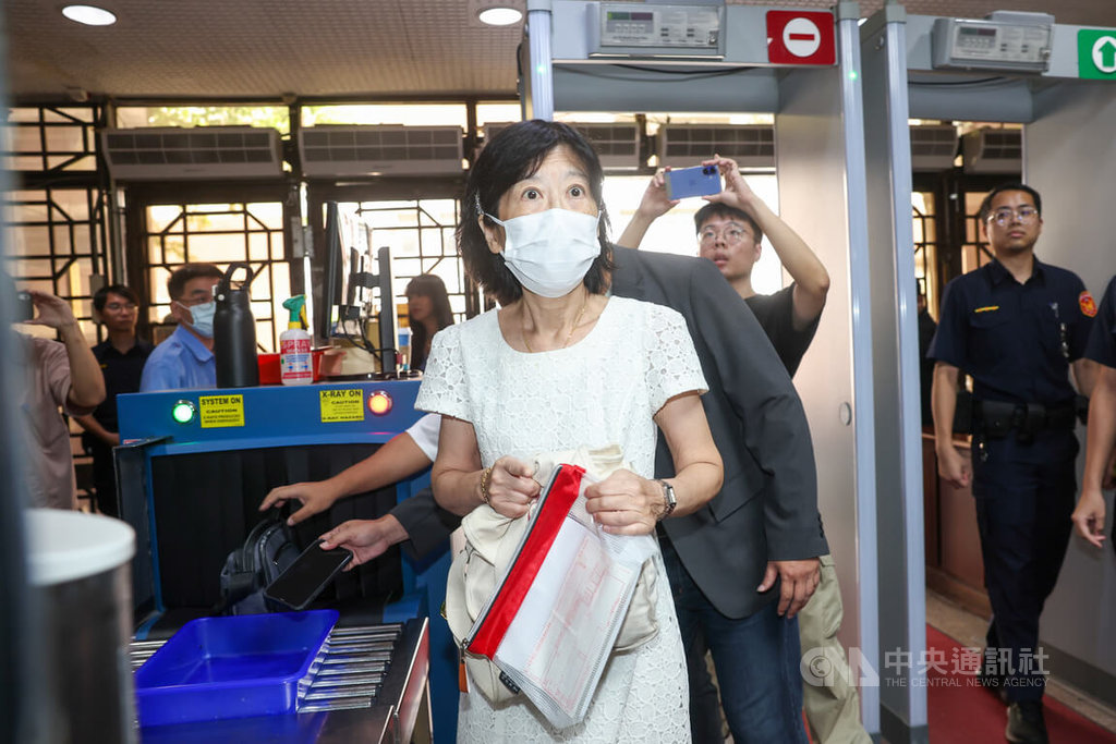 前台北市長柯文哲涉及京華城等案聲請具保停押，獲裁定新台幣7000萬元交保。圖為柯文哲妻子陳佩琪（前）8日上午前往台北地方法院辦理後續交保程序。中央社記者吳家昇攝　114年9月8日