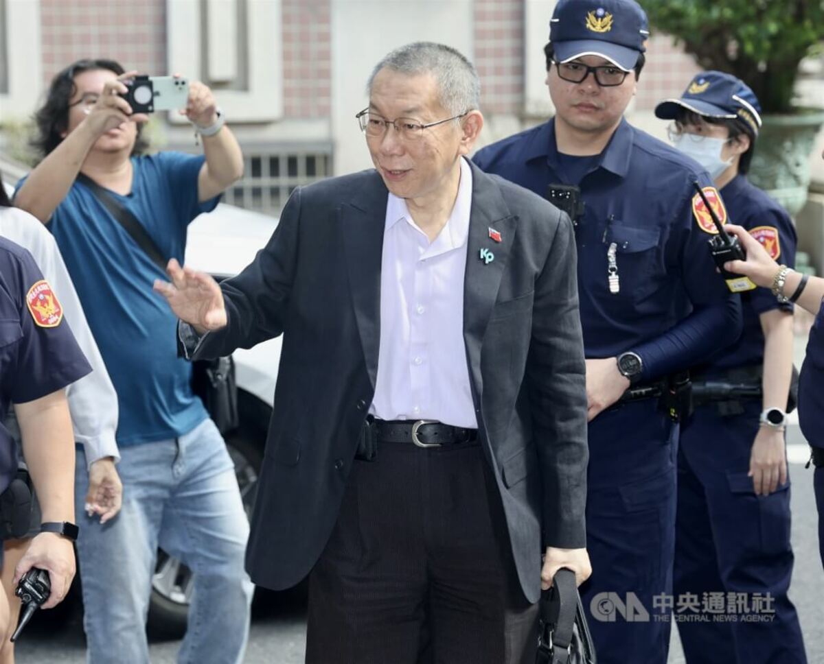 台北地方法院審理京華城案及柯文哲政治獻金案，11日傳喚前台北市長柯文哲（前中）到庭。（中央社檔案照片）