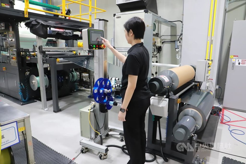 永湖集團專注生產碳纖維複合材料產品，5年前打造智慧化工廠，導入AI（人工智慧）瑕疵辨識技術，讓生產良率保持99%以上。中央社記者蘇木春攝　114年9月16日