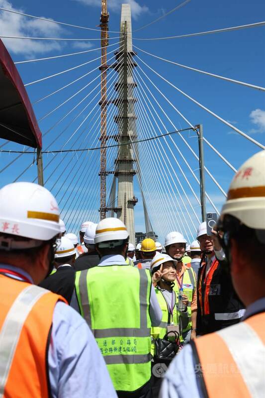 淡江大橋主橋16日進行合龍典禮，吸引許多媒體到場關注，隨著工程終於邁入關鍵階段，最後一塊閉合節塊合龍，橋梁將連接起新北市淡水、八里兩端。中央社記者趙世勳攝 114年9月16日