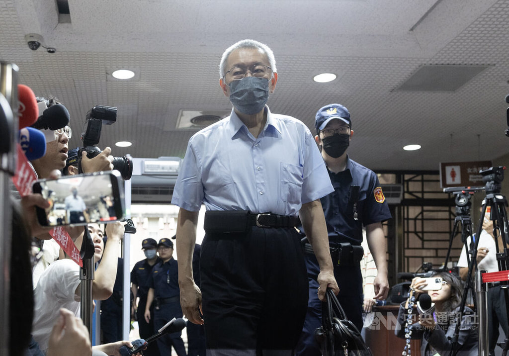 台北地方法院23日審理京華城案及柯文哲政治獻金案，傳喚前民眾黨主席柯文哲（前中）到庭。中央社記者趙世勳攝　114年9月23日