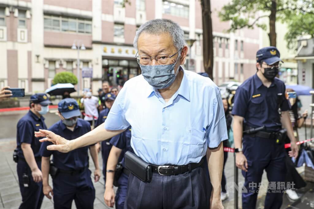 台北地方法院審理京華城及柯文哲政治獻金案，23日再開審理庭，傳喚被告前台北市長柯文哲（中）出庭。（中央社檔案照片）