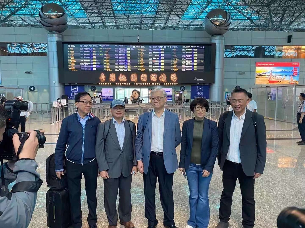 國民黨副主席夏立言（圖中）率團飛往中國參加海峽論壇。 圖：資料照