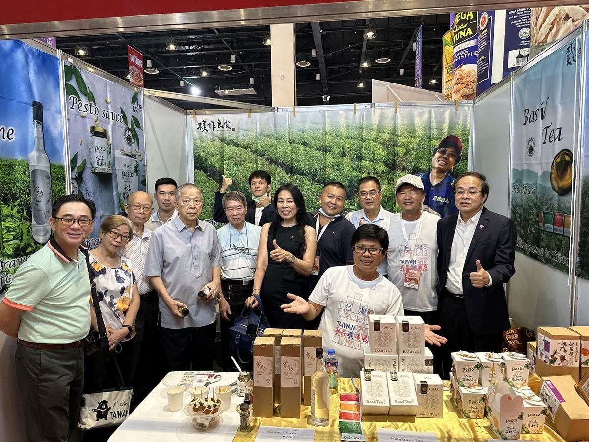 佳合農產在菲律賓馬尼拉食品展開紅盤，非常感謝菲律賓臺商總會名譽會長江福隆(後排右一)與現任菲律賓臺商總會會長李欣芬(後排右五)等會長的協助 圖／黃耀寬提供