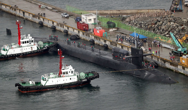 傳美國實踐《華盛頓宣言》承諾，派遣核彈道導彈潛艦(SSBN)訪問南韓。圖為美軍「俄亥俄級」巡弋飛彈核潛艦「密西根號(SSGN-727)」6月16日停靠韓國釜山作戰基地。 圖：翻攝U.S. Pacific Fleet官網(資料照片)