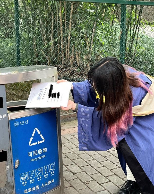 有網友還表示，他喜歡這種負能量畢業照，因為這很像他半死不活的生活狀態。 圖：翻攝自RADII推特