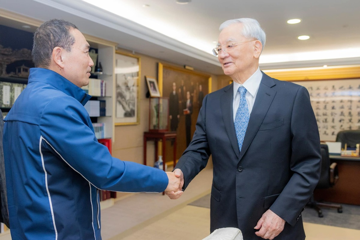 侯友宜6月時前往拜會前副總統連戰。 圖：翻攝侯友宜臉書