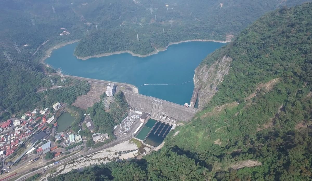 台電明潭、大觀電廠抽蓄機組同樣運用日月潭與水里溪下游明潭、明湖水庫之間超過300公尺的水位落差進行發電，更具有進階版的「抽水蓄能」技能，可把發完電流至下游水庫的水抽回日月潭重複循環發電。圖為明潭水庫。 圖：台電提供