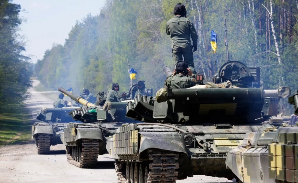 烏軍反攻的坦克車隊。 圖 : 翻攝自軍機圖