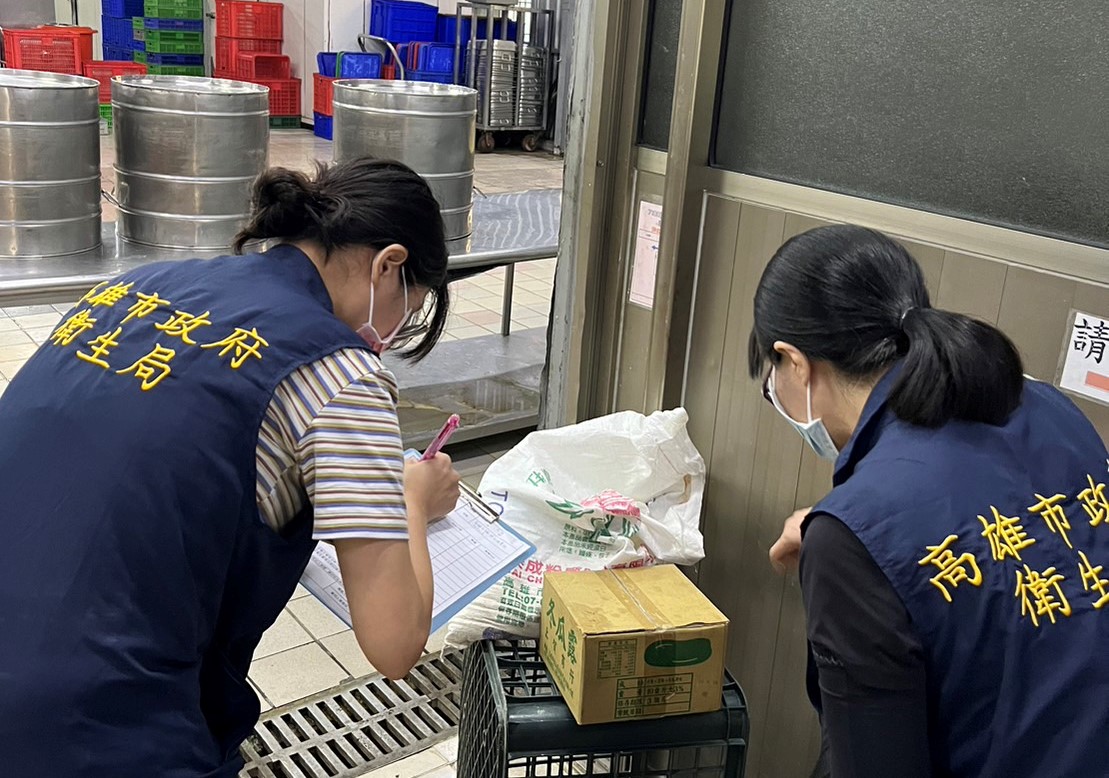 高市府衛生局前往被梌舉的中雨廚房進行稽查。 高雄市衛生局/提供