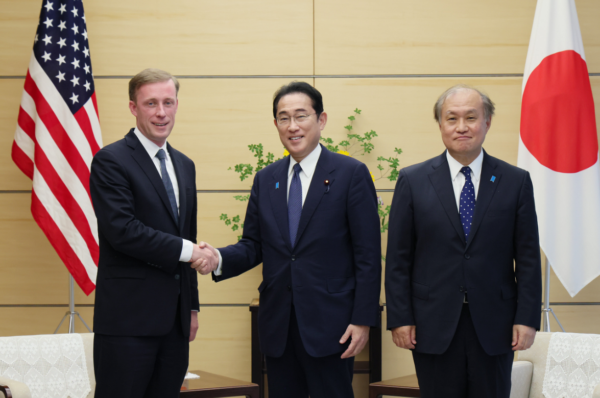美國、日本、菲律賓 3 國的國家安全顧問，16 日在東京舉行首次 3 方會談。白宮國家安全顧問蘇利文（左）在日本國家安全保障局局長秋葉剛男（右）陪同下，拜會日相岸田文雄。  圖: 翻攝自日本外務省推特