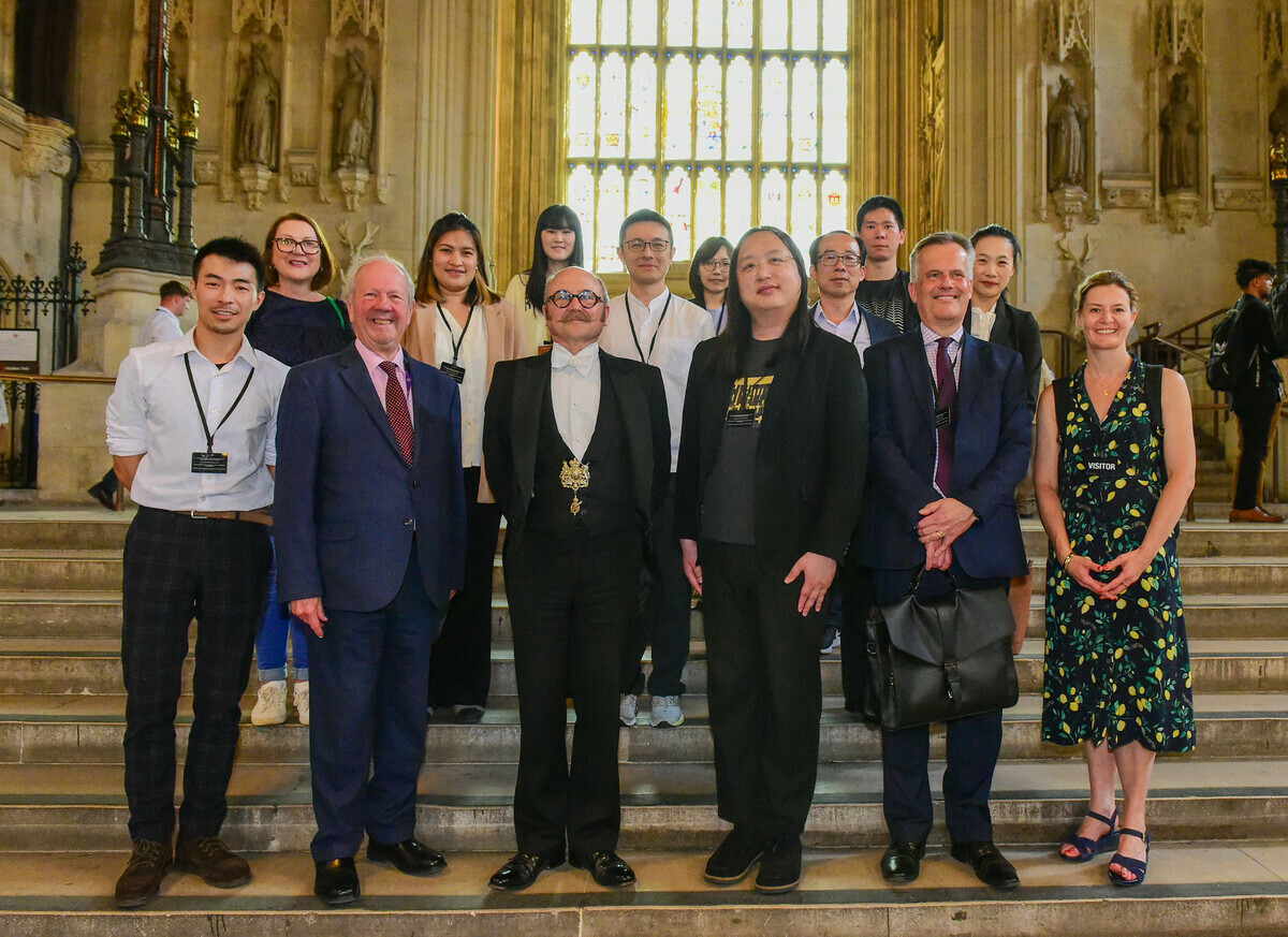 數位發展部長唐鳳拜會英國上議院。 圖：數位發展部提供