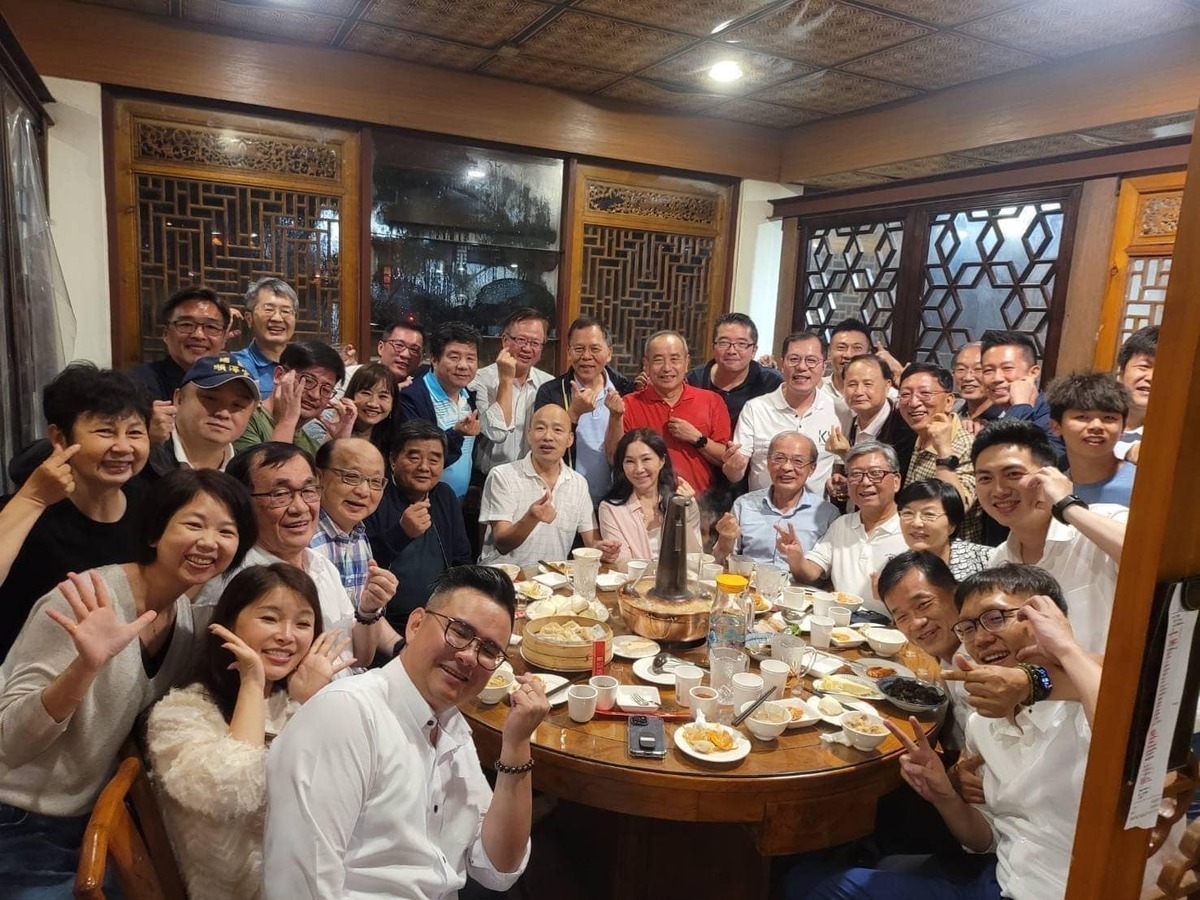 高雄前市長韓國瑜昨與台中前市長胡志強、前韓市府團隊成員等人 16 日在台中慶生餐敘。 圖：擷取自韓國瑜臉書