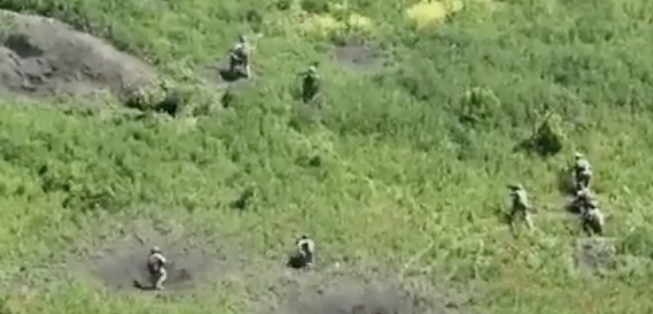 烏軍步兵貼身「肉搏」的戰術攻擊俄軍防線，進行反攻行動。 圖：翻攝自@KenLee89698459 Twitter