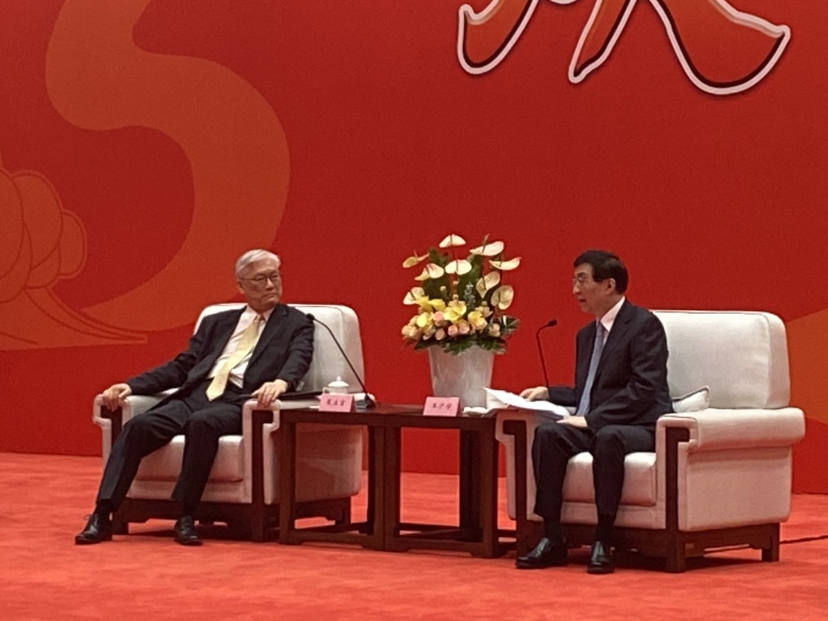 國民黨副主席夏立言(左)與中共中央政協主席王滬寧會面。 圖：國民黨文傳會/提供