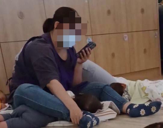 教保員以腳壓住幼兒。 圖：白喬茵服務處/提供