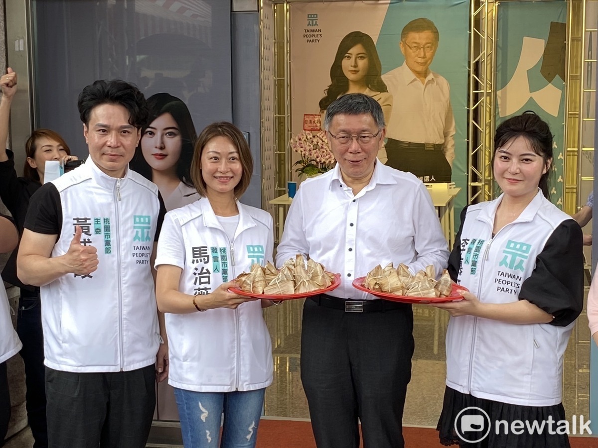 柯文哲宣布桃市兩位發言人馬治薇（左2）及李慕妍（右）將投入明年桃市立委選舉。 圖：林昀真/攝