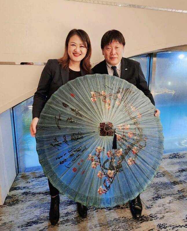高閔琳(左)歡迎秋山秀之促成高雄好玩卡跨國合作案。 圖：高雄市觀光局/提供