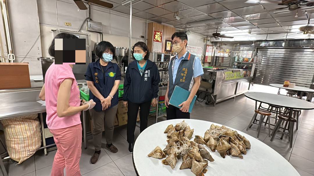 陳盈秀(右二)率衛生局及消保官聯合稽查店家。 圖：高雄市衛生局/提供